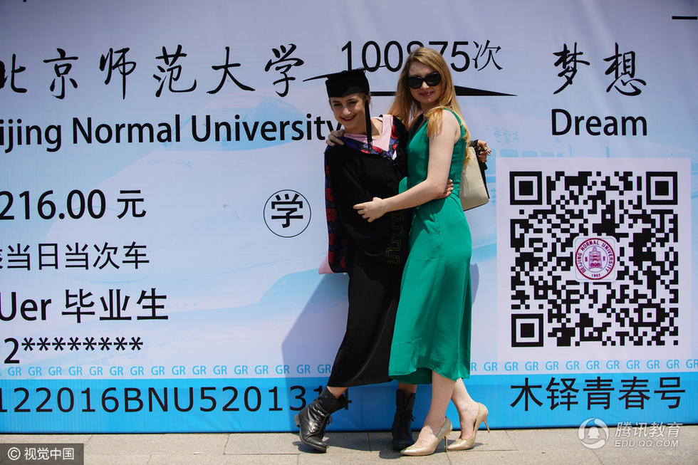 北师大美女留学生和姐姐参加毕业礼 一口流利中文