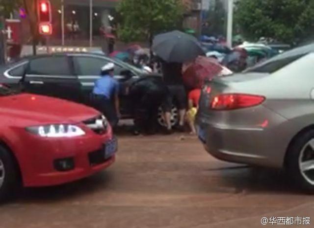 小学生暴雨中扶老人过马路 被积水冲倒溺亡(组图)