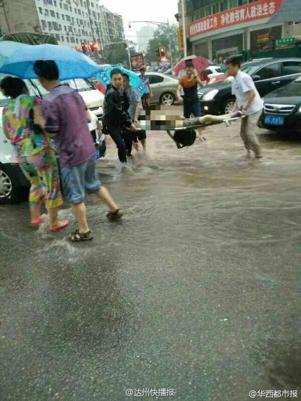 小学生暴雨中扶老人过马路 被积水冲倒溺亡(组图)