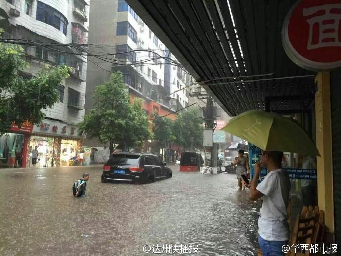 小学生暴雨中扶老人过马路 被积水冲倒溺亡(组图)