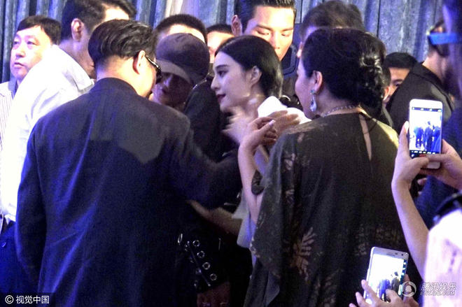 范冰冰浓妆出席酒会 与马云谈笑风生
