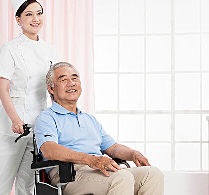 上海推广高龄老人护理:护理员持证上门 医保支
