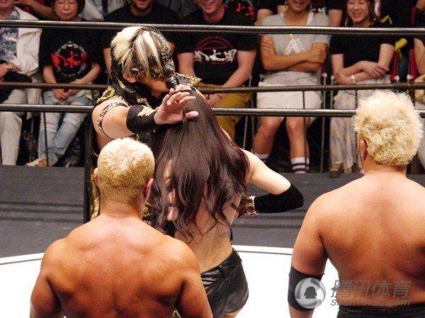 wwe日本摔跤撕光内衣_wwe脱内衣(3)