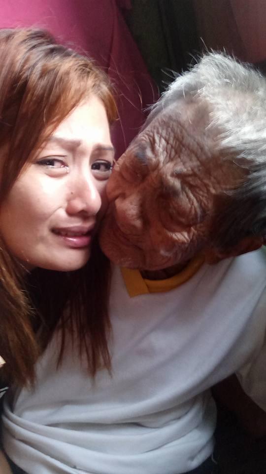 菲女孩照顾 98 岁奶奶不离不弃，网上晒照引泪崩