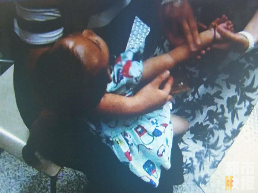 1/4  昨晚七点左右,在西安汉城路地铁站,一个一岁多的小女孩突然晕倒