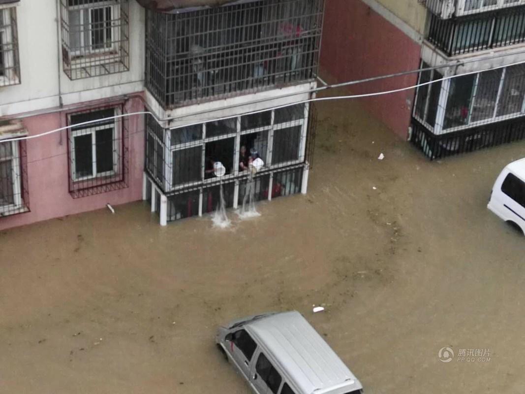 武汉暴雨!围墙坍塌8人遇难 隧道滑坡被堵(多图)