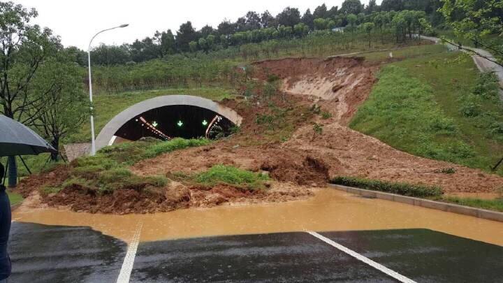 武汉暴雨!围墙坍塌8人遇难 隧道滑坡被堵(多图)