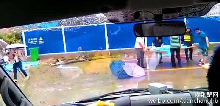 武汉暴雨!围墙坍塌8人遇难 隧道滑坡被堵(多图)