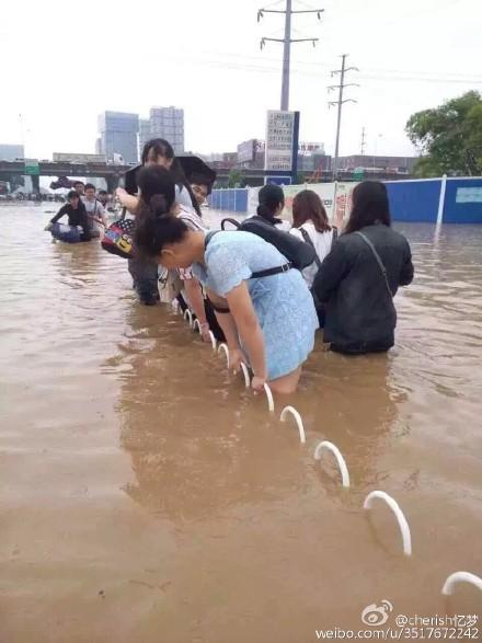 武汉暴雨!围墙坍塌8人遇难 隧道滑坡被堵(多图)