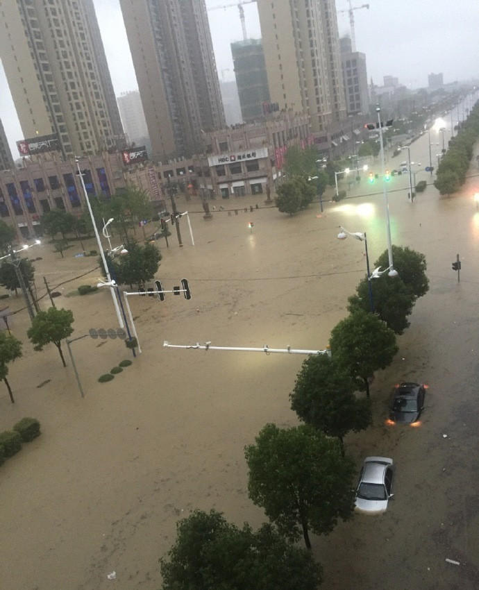 武汉暴雨!围墙坍塌8人遇难 隧道滑坡被堵(多图)