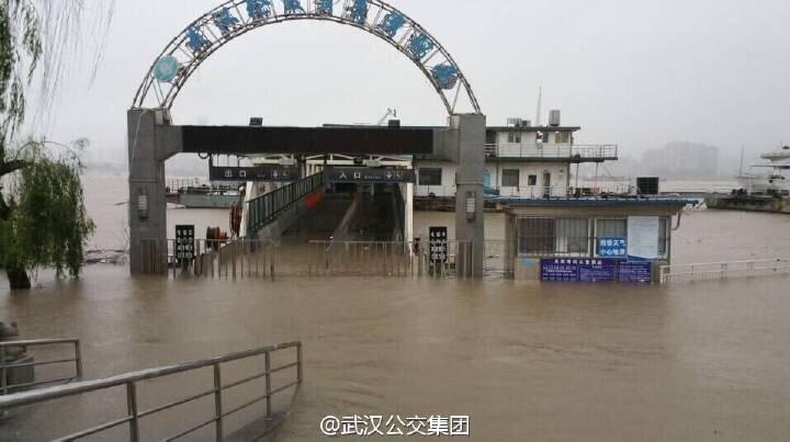 武汉暴雨!围墙坍塌8人遇难 隧道滑坡被堵(多图)