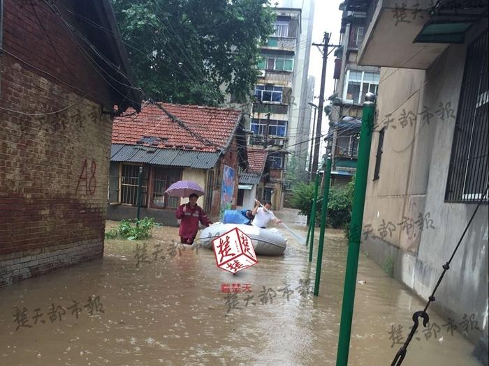 武汉暴雨!围墙坍塌8人遇难 隧道滑坡被堵(多图)