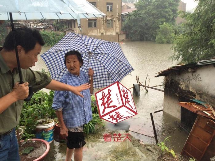 武汉暴雨!围墙坍塌8人遇难 隧道滑坡被堵(多图)