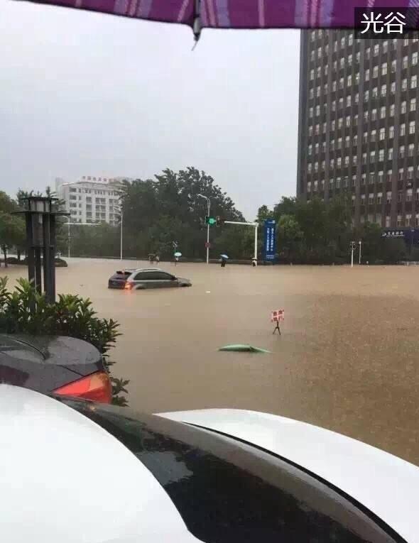 武汉暴雨!围墙坍塌8人遇难 隧道滑坡被堵(多图)