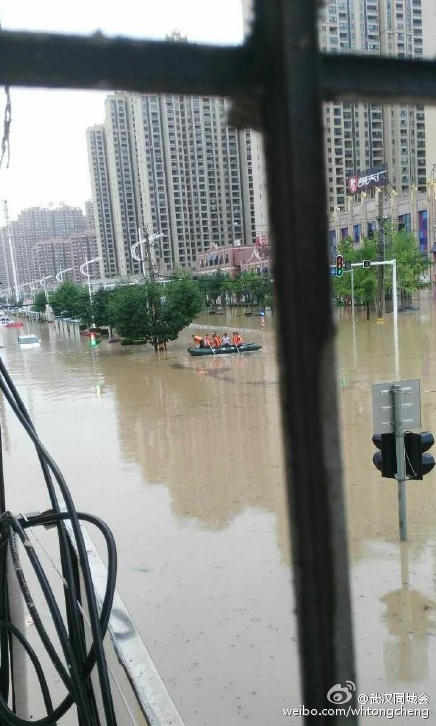 武汉暴雨!围墙坍塌8人遇难 隧道滑坡被堵(多图)