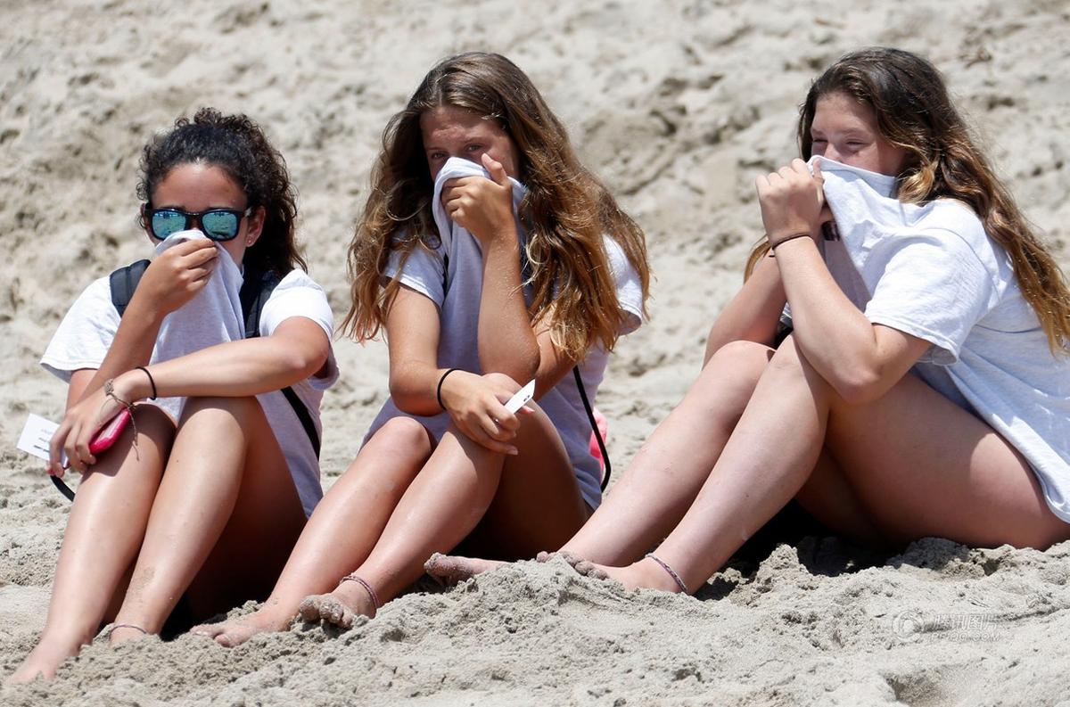 洛杉矶发现死亡座头鲸 被推土机推回海里(组图)