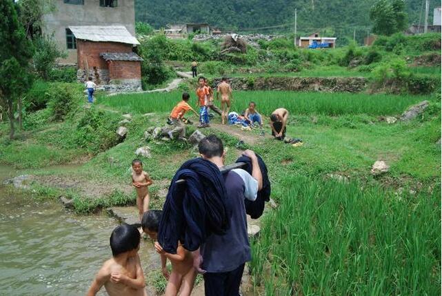 10幅农村孩子凫水的画面 美丽又危险