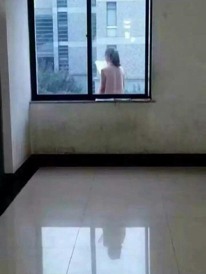 山东:  大学学霸五楼窗外看书 无任何防护(组图)