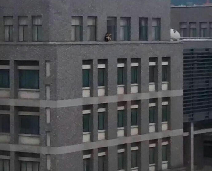 山东:  大学学霸五楼窗外看书 无任何防护(组图)