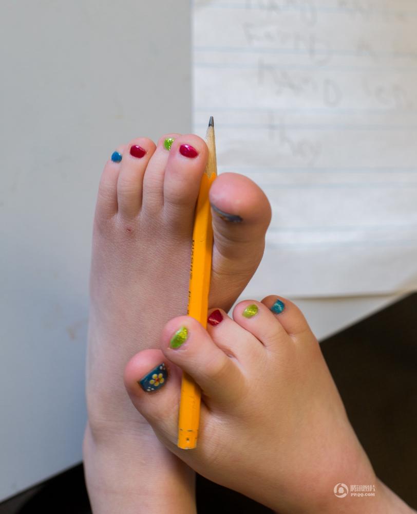 无臂女童被美国夫妇收养 用脚吃饭写字