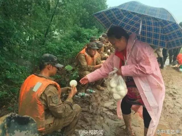 南京战士救灾无暇饮水 抬头喝雨水(高清组图)