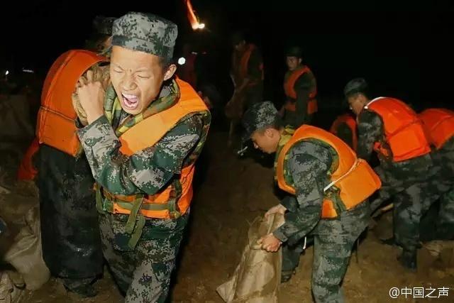 南京战士救灾无暇饮水 抬头喝雨水(高清组图)