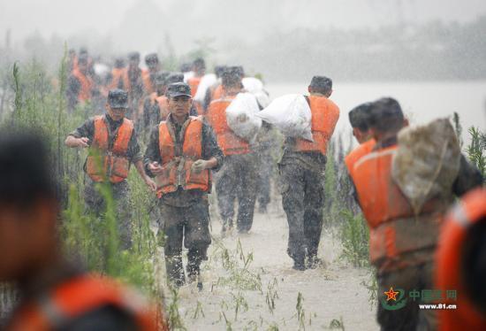 南京战士救灾无暇饮水 抬头喝雨水(高清组图)