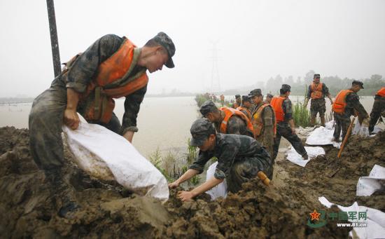 南京战士救灾无暇饮水 抬头喝雨水(高清组图)