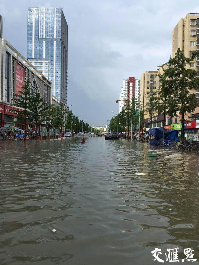 一夜暴雨让南京多个地铁站附近成“泽国”(组图)