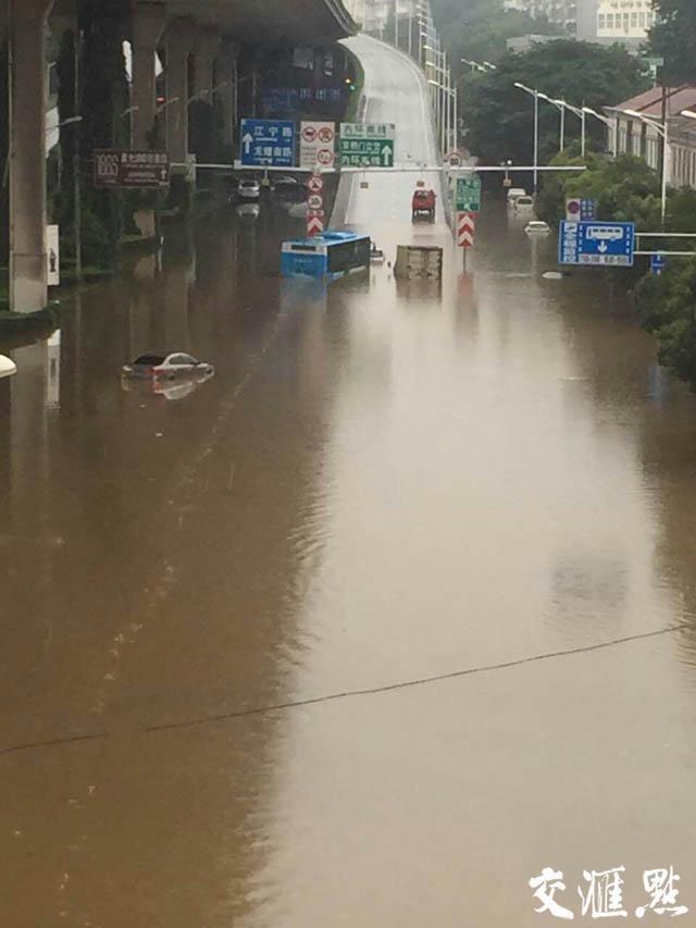 一夜暴雨让南京多个地铁站附近成“泽国”(组图)