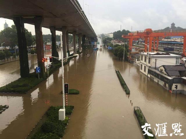 一夜暴雨让南京多个地铁站附近成“泽国”(组图)