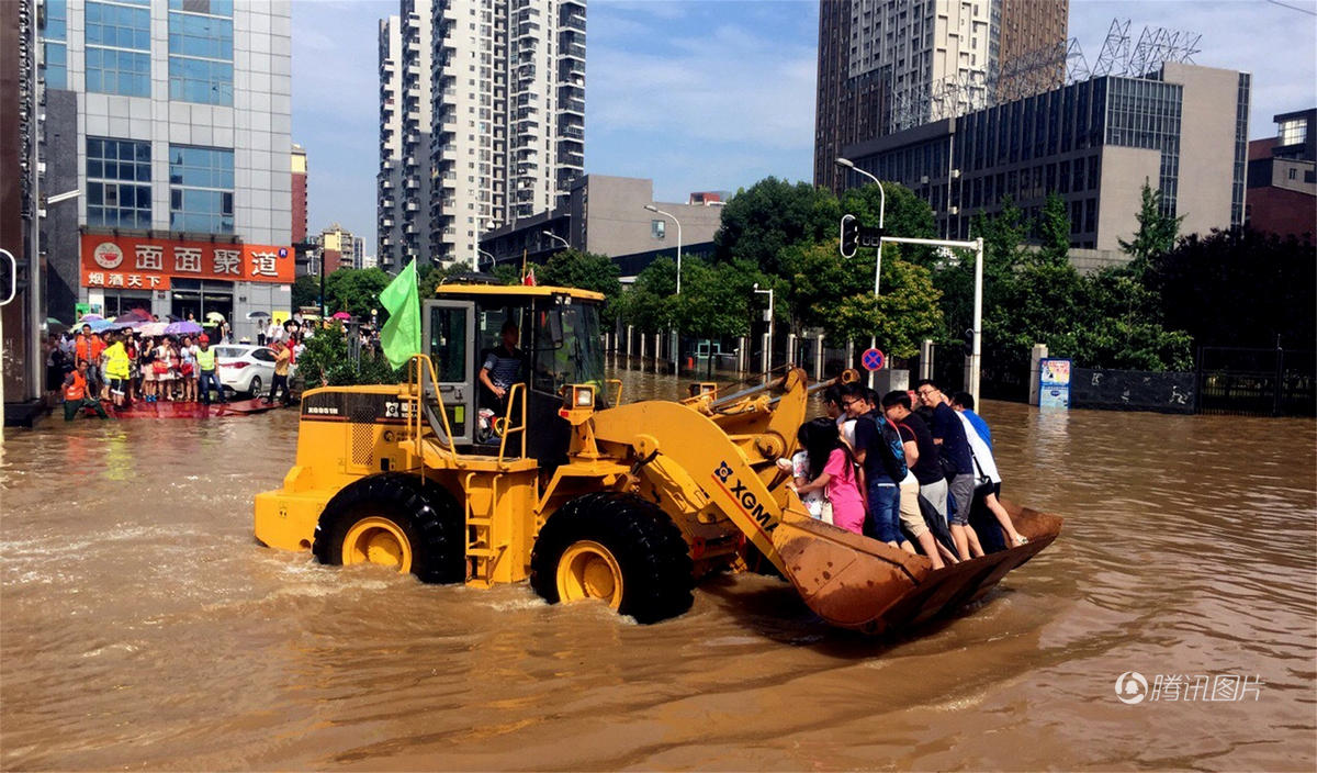 武汉暴雨后内涝严重 铲车卡车成“班车”(组图)