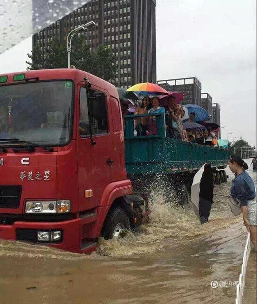 武汉暴雨后内涝严重 铲车卡车成“班车”(组图)