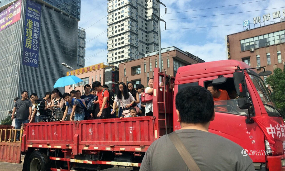 武汉暴雨后内涝严重 铲车卡车成“班车”(组图)