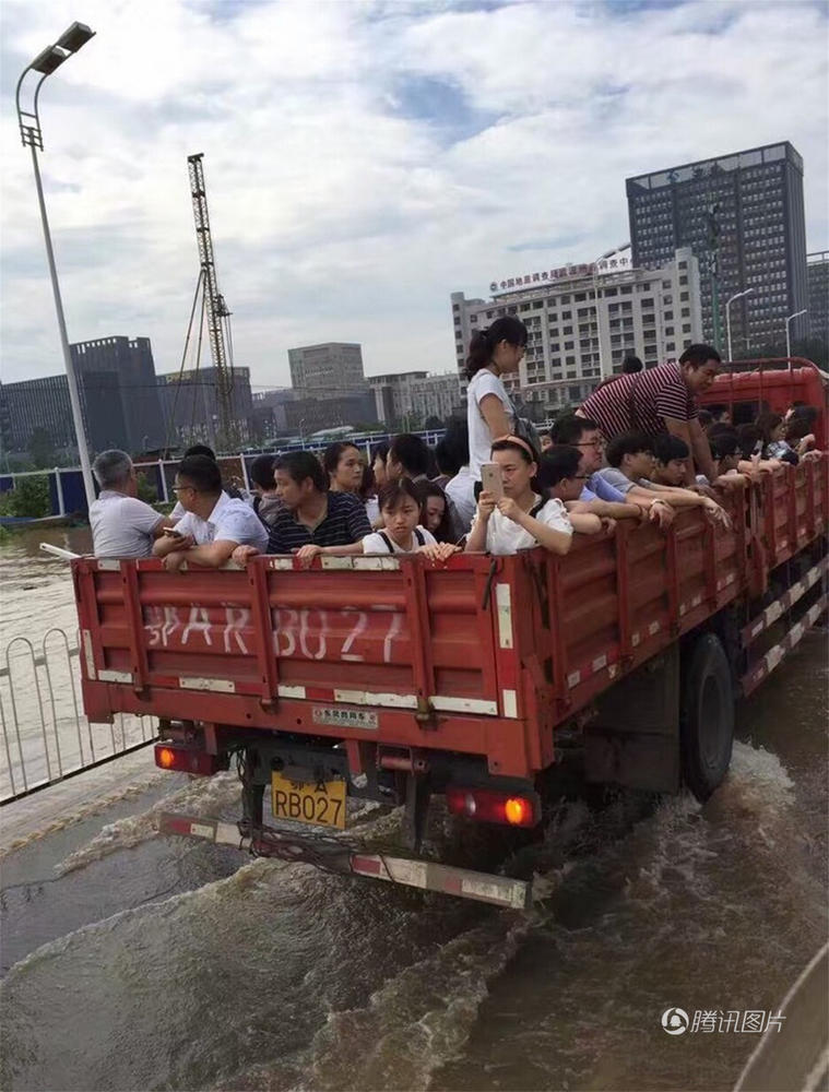 武汉暴雨后内涝严重 铲车卡车成“班车”(组图)