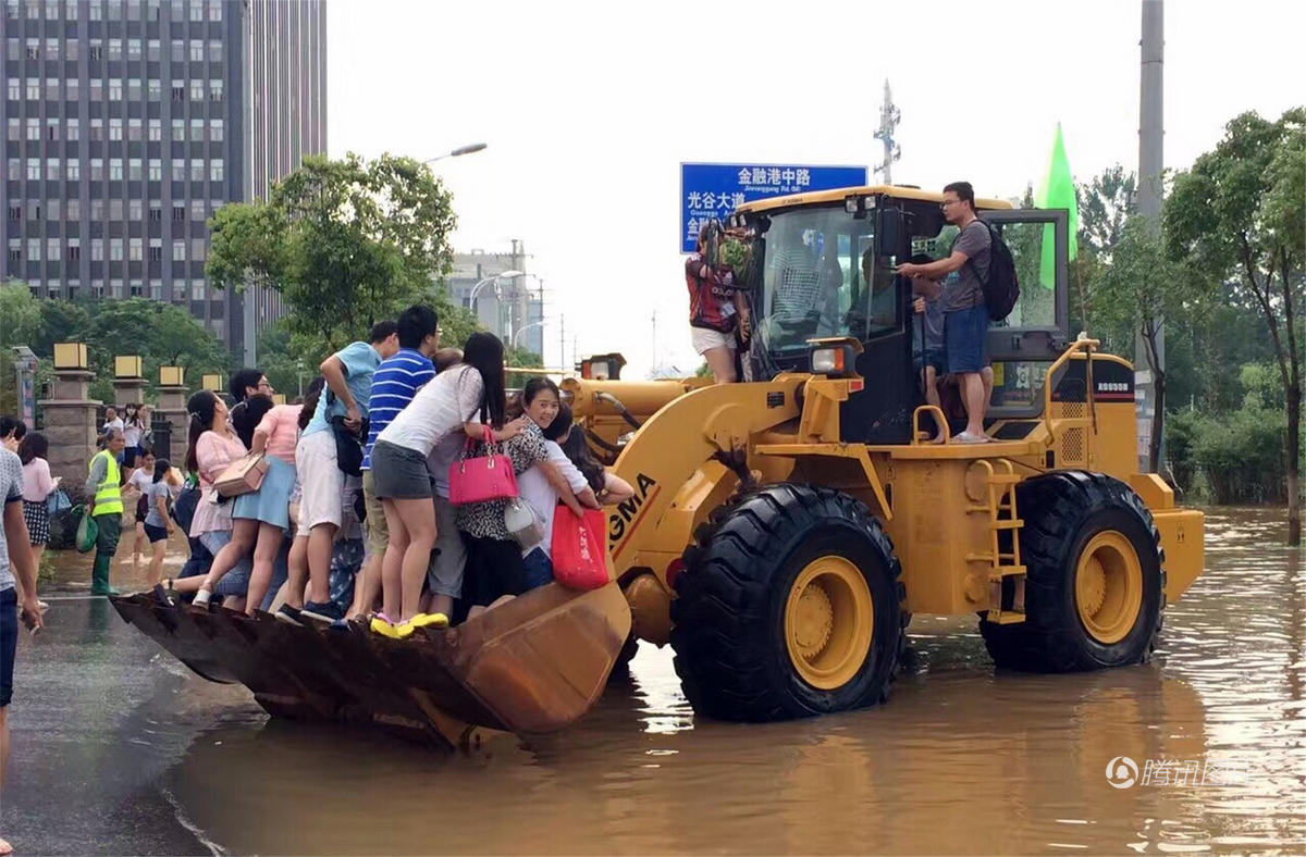 武汉暴雨后内涝严重 铲车卡车成“班车”(组图)