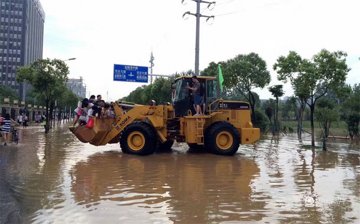 武汉暴雨后内涝严重 铲车卡车成“班车”(组图)