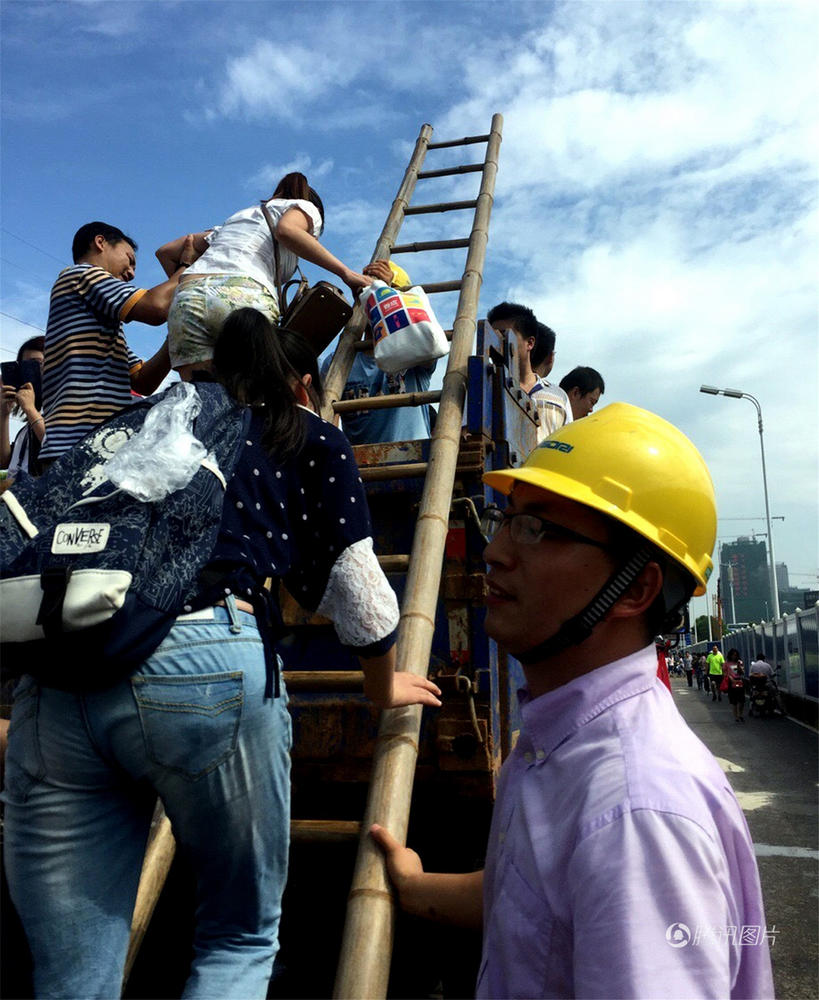 武汉暴雨后内涝严重 铲车卡车成“班车”(组图)