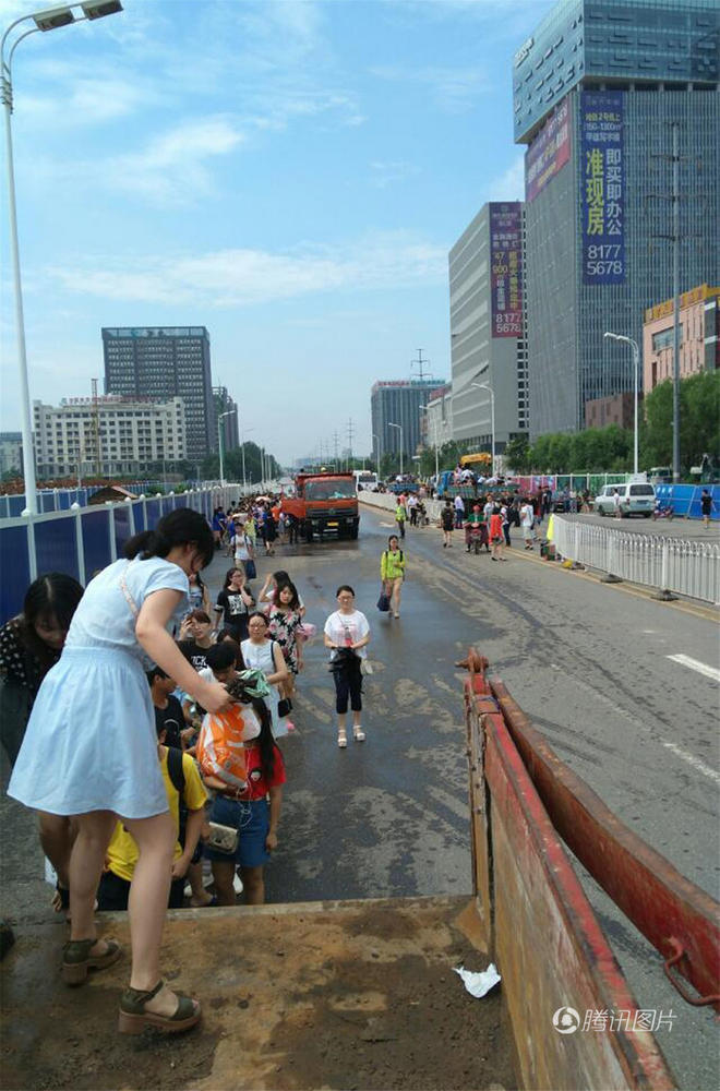 武汉暴雨后内涝严重 铲车卡车成“班车”(组图)