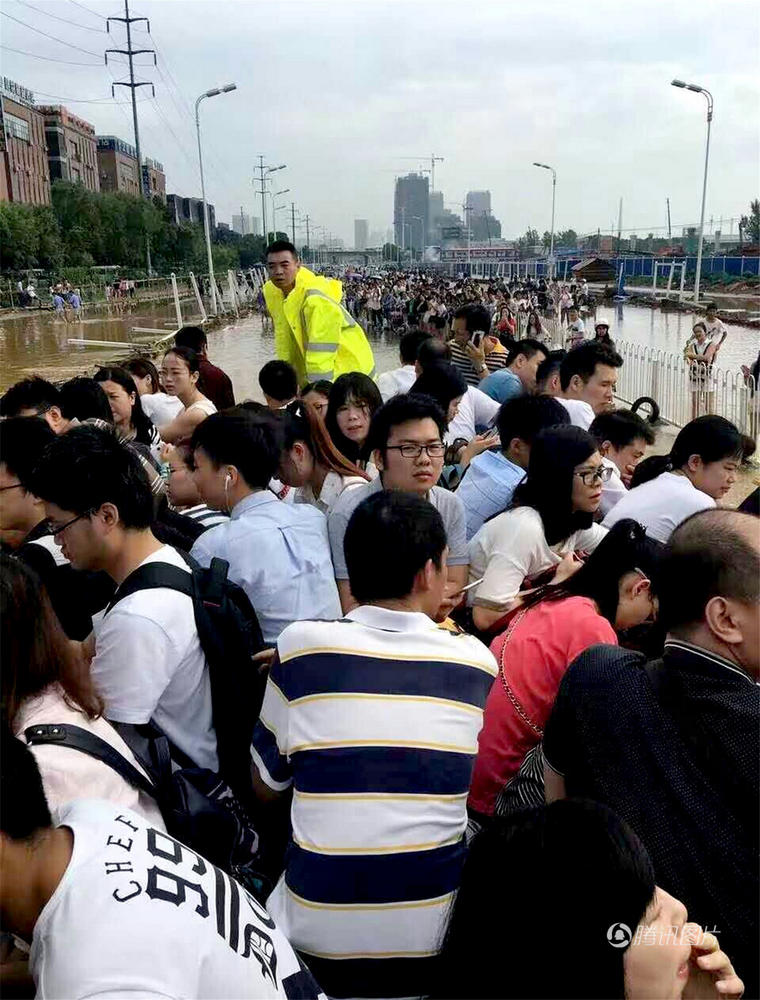 武汉暴雨后内涝严重 铲车卡车成“班车”(组图)