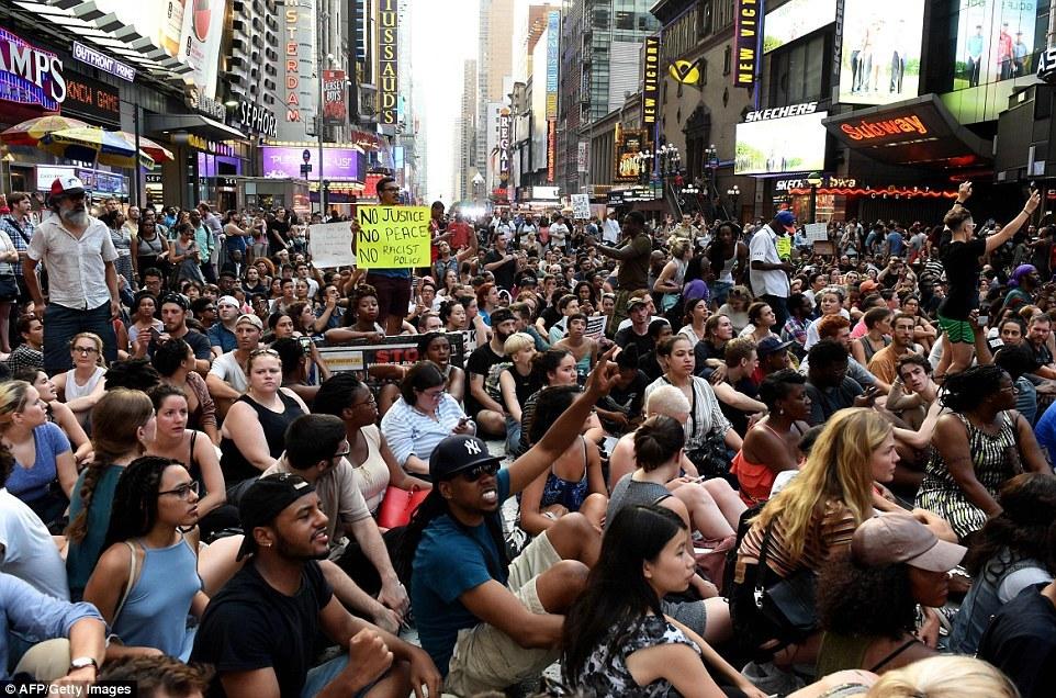 美达拉斯枪手射杀5名警察 声称全城都有炸弹(图)