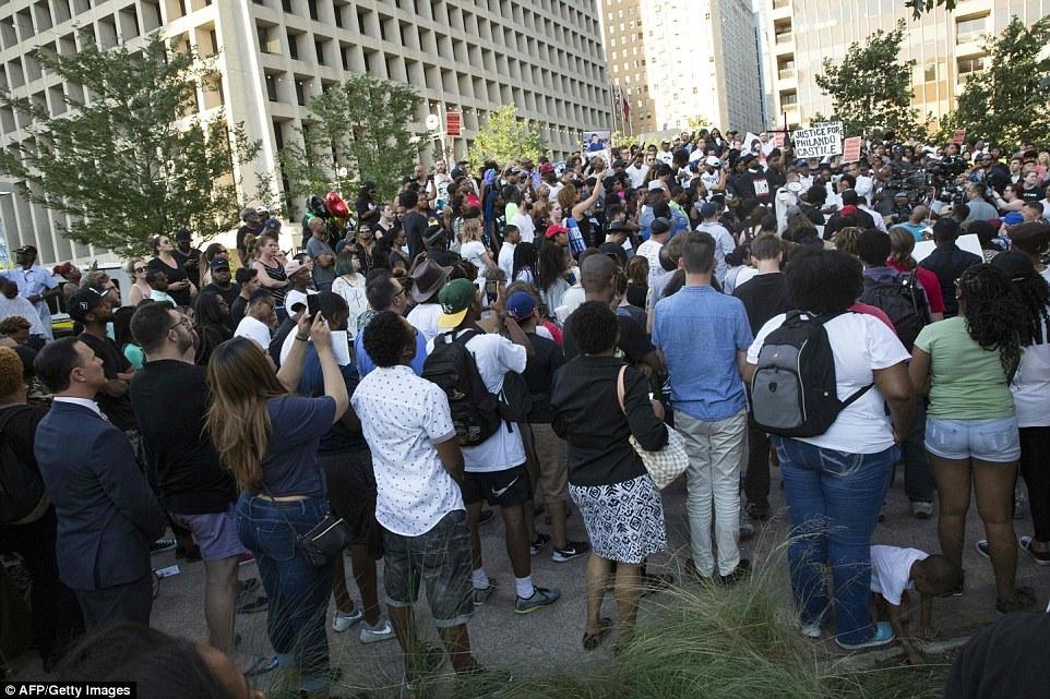 美达拉斯枪手射杀5名警察 声称全城都有炸弹(图)