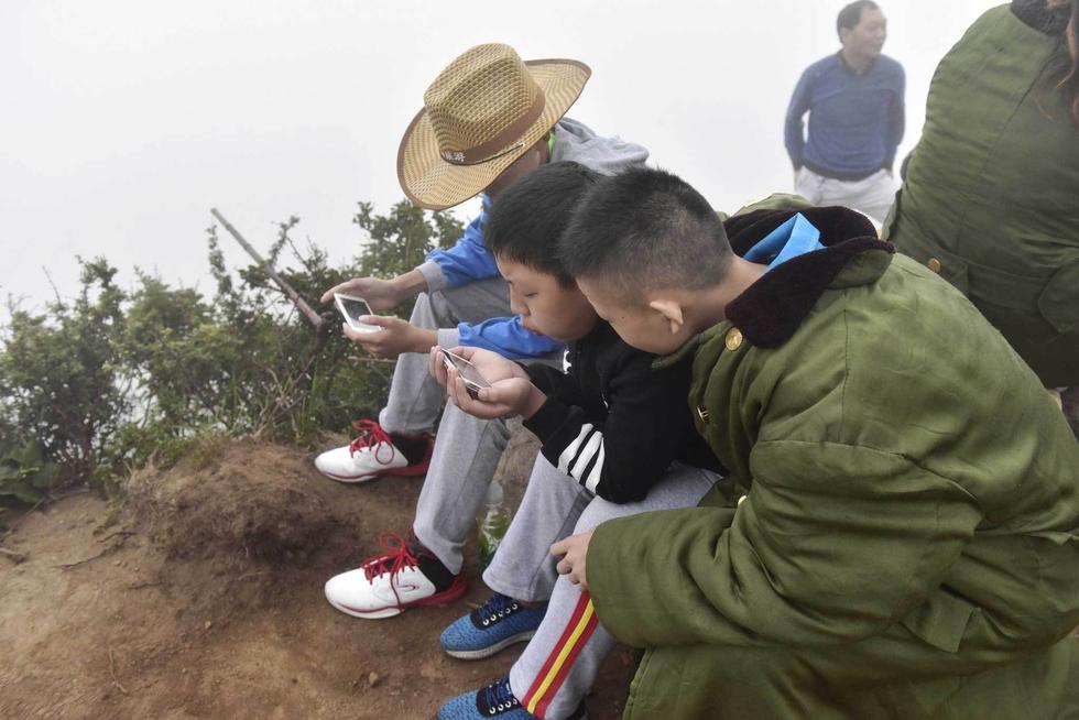 泰山迎客流高峰 游客穿军大衣涌至山顶观日出(图)