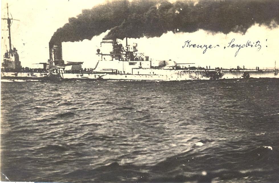 说它珍贵是因为这是一组日德兰海战后,塞德利茨号战列巡洋舰返回港口