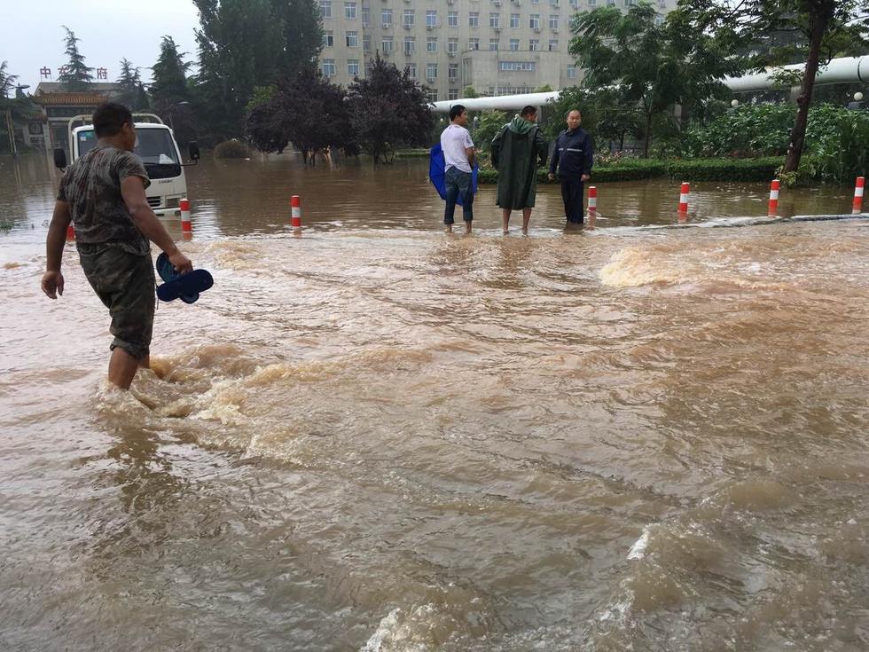 省气象台发布红色预警辉县市区多处现齐腰身积水