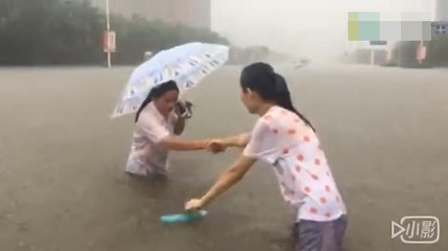 河南新乡遭特大暴雨袭击 女记者雨中凌乱(高清图)