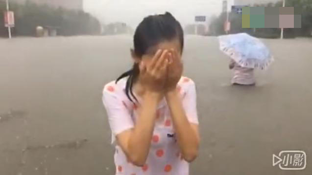 河南新乡遭特大暴雨袭击 女记者雨中凌乱(高清图)