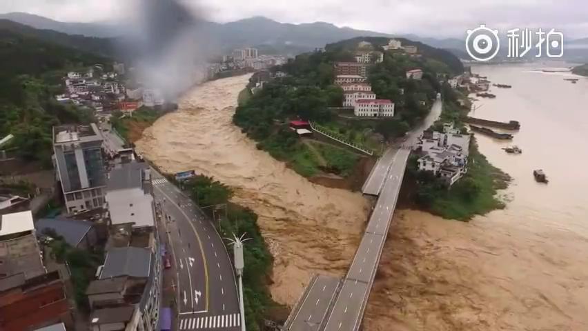 福建一大桥被洪水冲塌 部分路段出现塌方(组图)