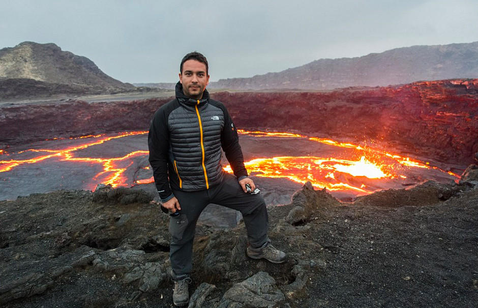 百年火山湖喷射上千度高温岩浆 壮观宛如地狱之门