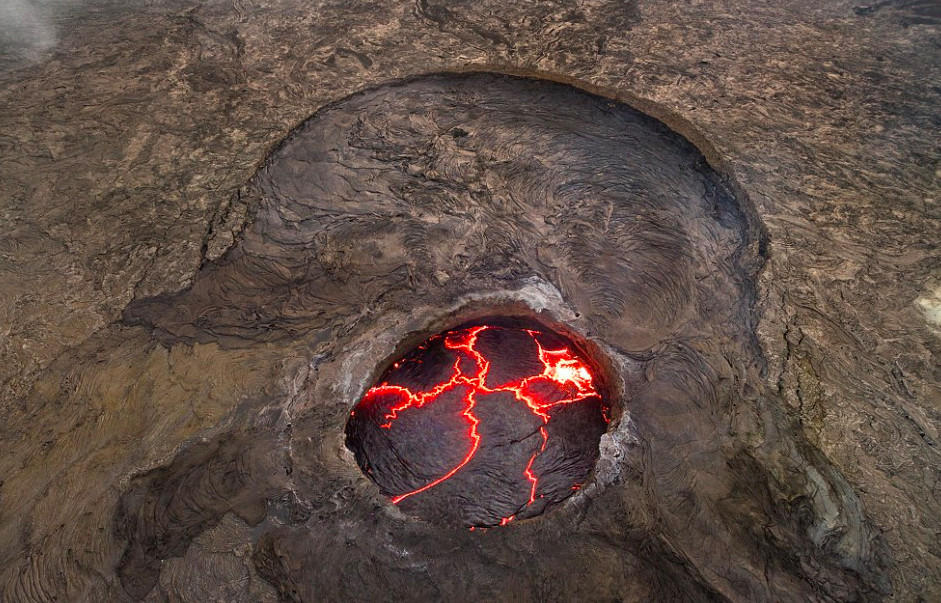 百年火山湖喷射上千度高温岩浆 壮观宛如地狱之门